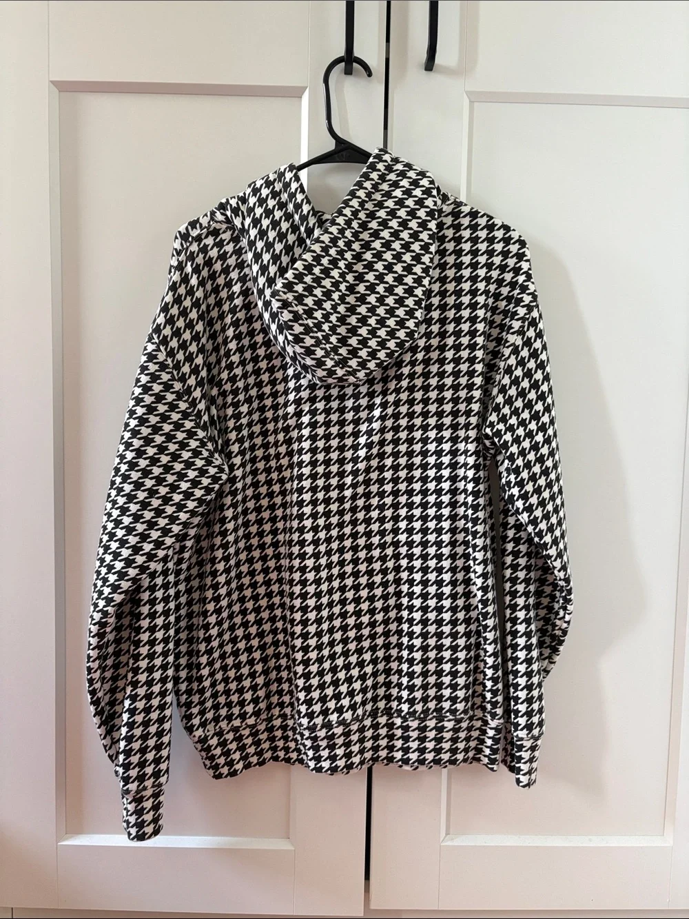 Confidence Apparel Black & White Houndstooth Hoodie